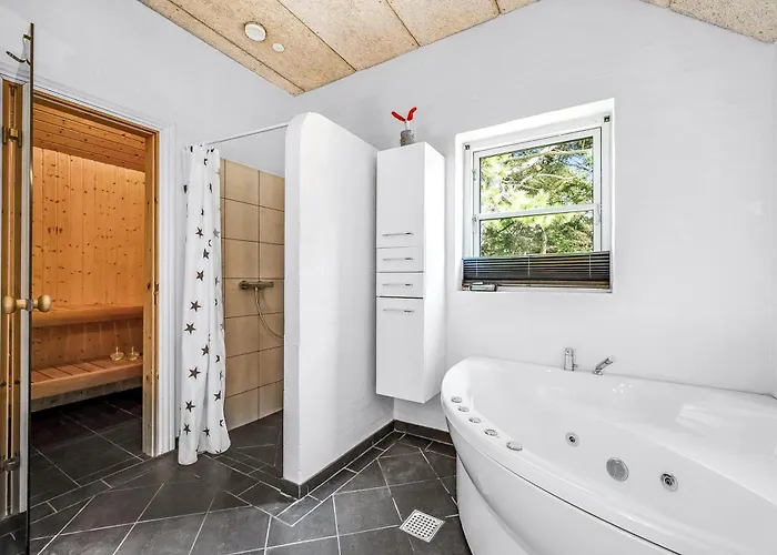 Beautiful With And Sauna, Close To The North Sea And The Center Of Sondervig 灵克宾